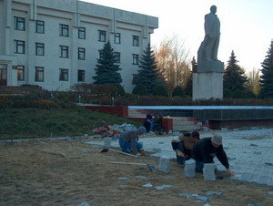 У властей Дондюшан столько лишних денег, что они решили их срочно потратить на новую плитку