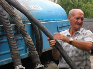 К водовозке Илья Степанович относится, как к живой