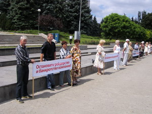 На митинге протеста перед Домом правительства работники птицефабрики из Фалешт требуют прекратить атаки на предприятие 