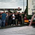 Французские виноделы вылили тысячи литров испанского вина в знак протеста