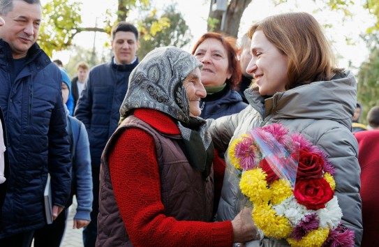 {Санду о вступлении РМ в ЕС "в два шага": сначала правый берег, затем - левый} Молдавские Ведомости