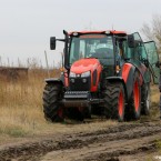 Слусарь:  Двое полицейских грубо сбросили тракториста наземь и попытались отобрать у него права