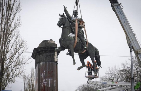 {Украина продолжает кампанию по сносу памятников советской эпохи} Молдавские Ведомости