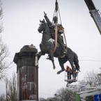 Украина продолжает кампанию по сносу памятников советской эпохи