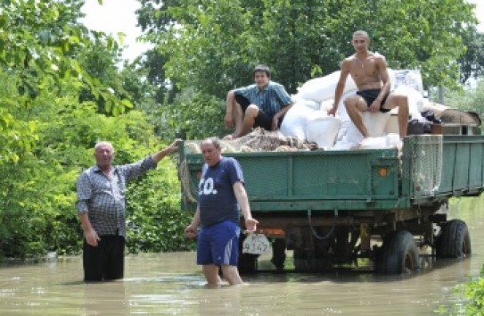 {Вода сметает дамбы и мифы } Молдавские Ведомости