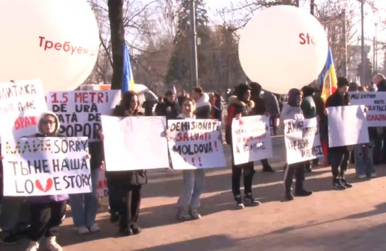 {Антиправительственный митинг перед парламентом} Молдавские Ведомости