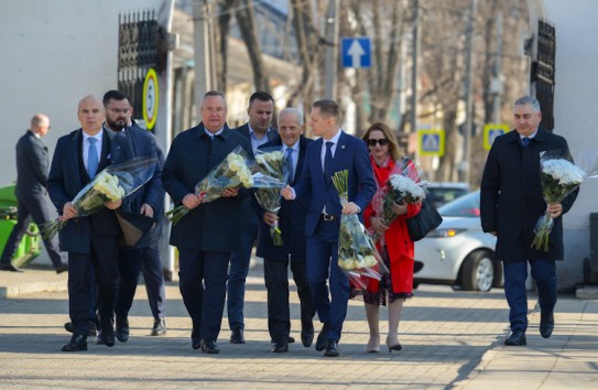 {Сын Григоре Виеру преподнес Николае Чукэ рукопись отца} Молдавские Ведомости