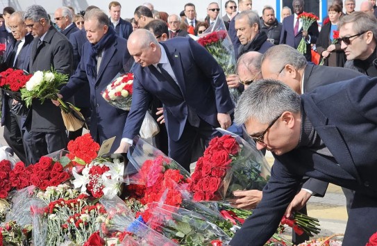 {Дипломаты более ста государств возложили цветы к мемориалу жертв теракта в «Крокус Сити Холле»} Молдавские Ведомости