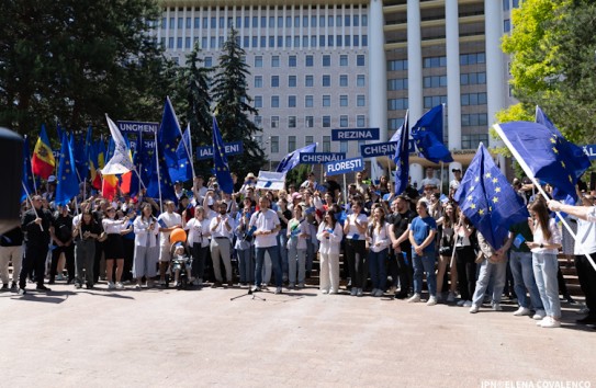 {В Кишиневе прошел марш молодежи в поддержку ЕС} Молдавские Ведомости