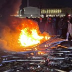 Вон из Британии: в Англии протестующие попытались поджечь второй отель с мигрантами