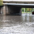 Двух девушек водные потоки унесли под колеса автомобиля