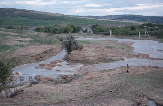 {Прорвало дамбы двух водохранилищ в Леова, объявлено чрезвычайное положение} Молдавские Ведомости