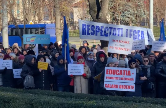 {Профсоюзы учителей протестуют у здания парламента} Молдавские Ведомости