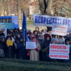 Профсоюзы учителей протестуют у здания парламента