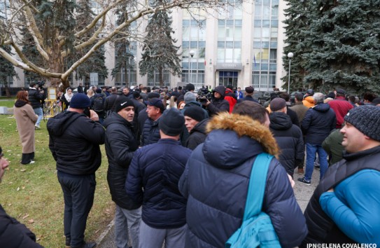 {Фермеры протестуют у дома правительства} Молдавские Ведомости