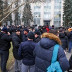 Фермеры протестуют у дома правительства