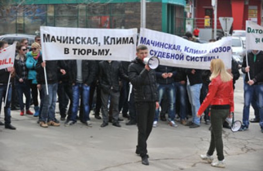 {Молодые полицейские придумали схему рэкета  старушек } Молдавские Ведомости