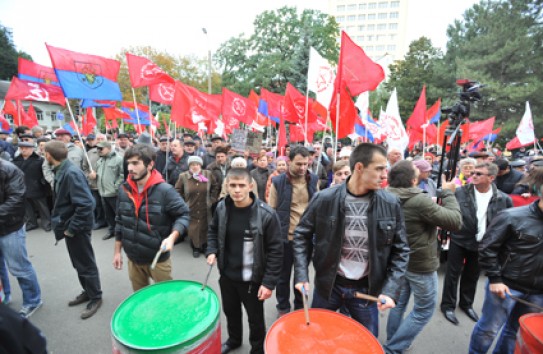 {Левые пикетировали парламент и правительство} Молдавские Ведомости