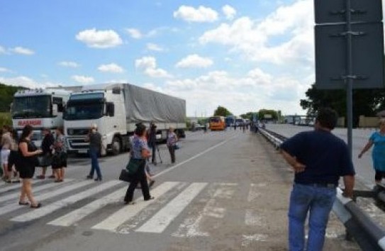 {Под Черновцами солдатские матери решили перекрыть трассу} Молдавские Ведомости