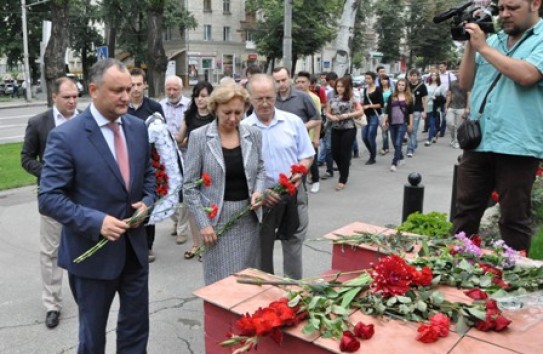 {Цветы в память о жертвах аварии в московском метро} Молдавские Ведомости