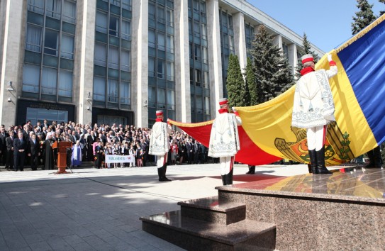 {300-метровый триколор в центре столицы } Молдавские Ведомости