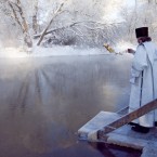 В Крещенское утро христиане берут из церкви святую воду 