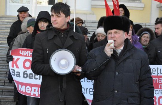 {Социалисты протестуют перед минздравом} Молдавские Ведомости