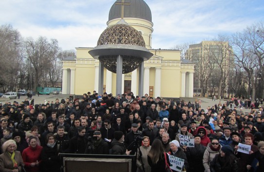 {На митинге в Кишиневе одни требовали твердого лея, а другие – объединения с Румынией } Молдавские Ведомости