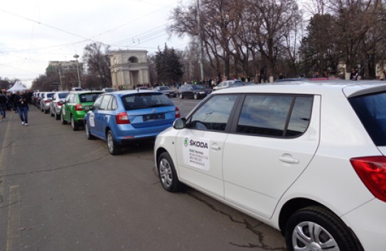 {На Масленицу силач Родион Сукман в одиночку сдвинул с места десять   автомобилей «Шкода»} Молдавские Ведомости