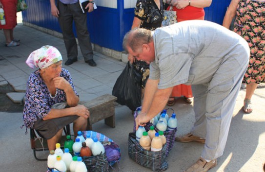 {Усилия властей сводятся к нулю потребителями, покупающими колбасу возле туалета } Молдавские Ведомости