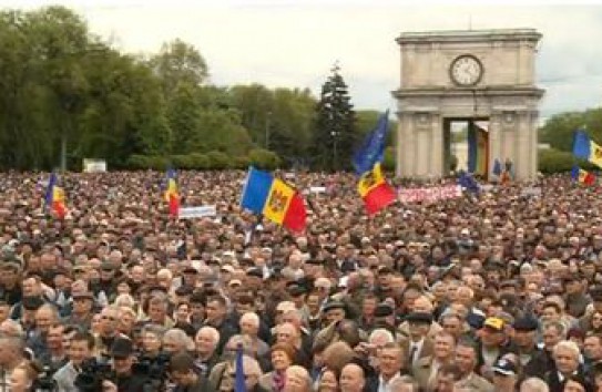 {Тысячи людей вышли на антиправительственный протест в Кишиневе} Молдавские Ведомости