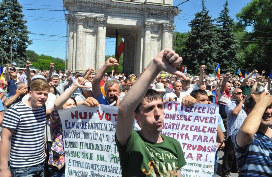 {Либералы и «DA» сами себя скомпрометировали в драке за площадь } Молдавские Ведомости