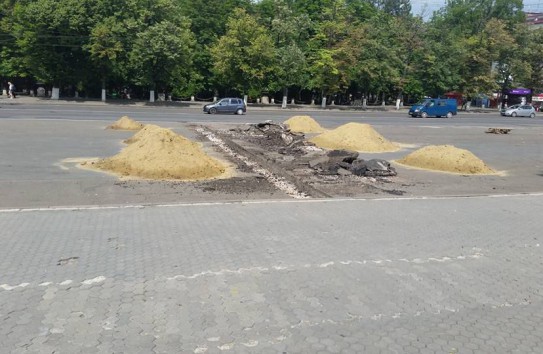 {Ремонт площади в центре Кишинева ограничился выкопанной траншеей} Молдавские Ведомости