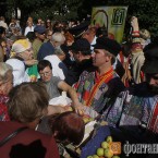 В Питере на площади Искусств с боем раздали 2 тонны молдавских яблок