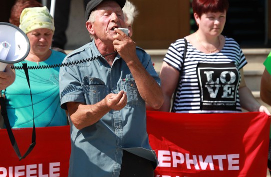 {В Каушанах социалисты провели акцию протеста против олигархов } Молдавские Ведомости