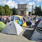 На главной площади столицы вырос палаточный городок протестующих 