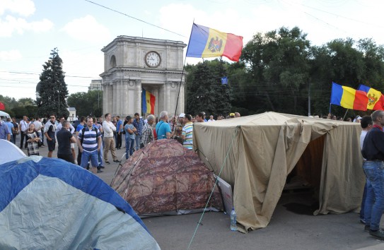 {Мэрия Кишинева: Протестующие находятся на площади незаконно} Молдавские Ведомости