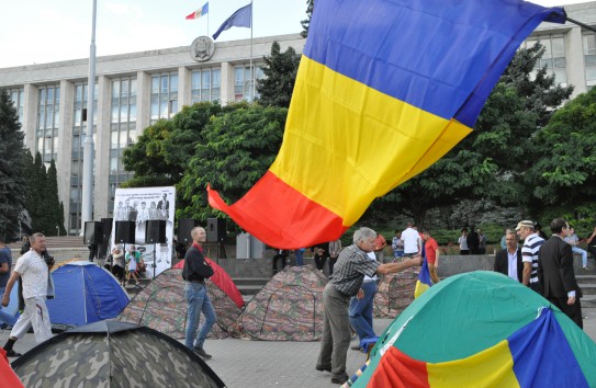 {Протестующие ожидают руководство страны в 17.00} Молдавские Ведомости