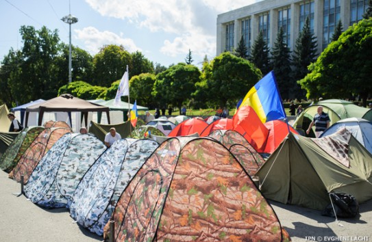 {Прогноз: Власть будет тянуть время, протестующие не уступят} Молдавские Ведомости