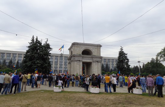 {Протестующие требуют приступить к формированию альтернативной партии и правительства народного доверия } Молдавские Ведомости