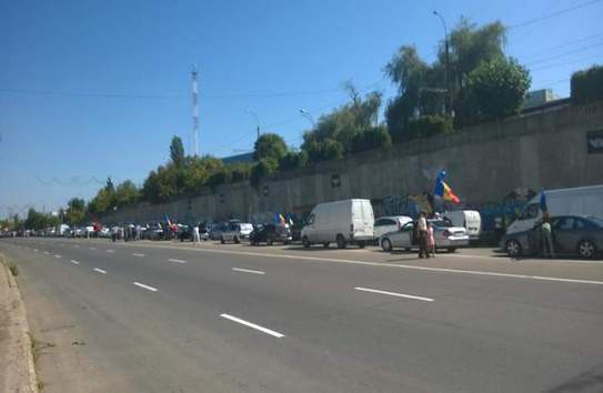 {Грандиозный автопробег протеста прошел в Кишиневе } Молдавские Ведомости