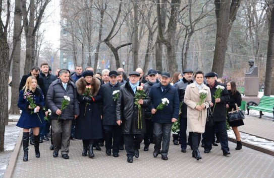 {Гимпу освистали при возложении цветов к бюсту Еминеску} Молдавские Ведомости