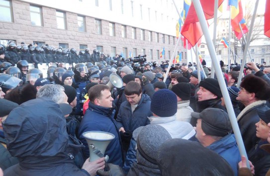 {В ходе акции протеста у здания парламента пострадало 15 человек} Молдавские Ведомости