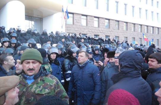 {Протестующие объединились и передали властям свои требования} Молдавские Ведомости