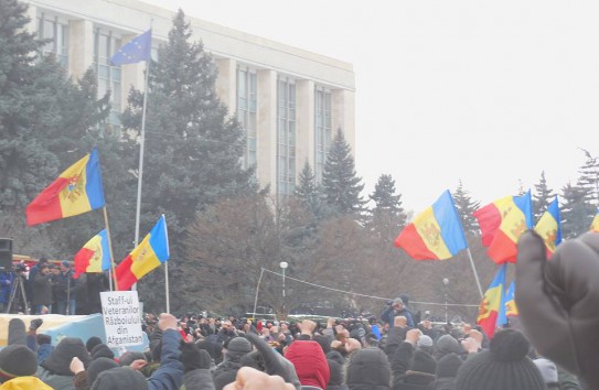 {Третий день протестов. На ПВНС скандируют: „Выборы!”} Молдавские Ведомости