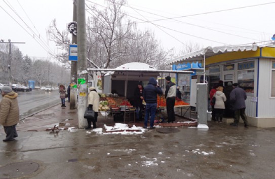 {По ночам и в выходные в Кишиневе плодятся ларьки и будки} Молдавские Ведомости