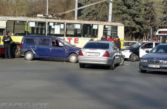 {В Кишиневе произошло ДТП с участием троллейбуса} Молдавские Ведомости