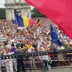 Огромный триколор будет развёрнут в центре столицы