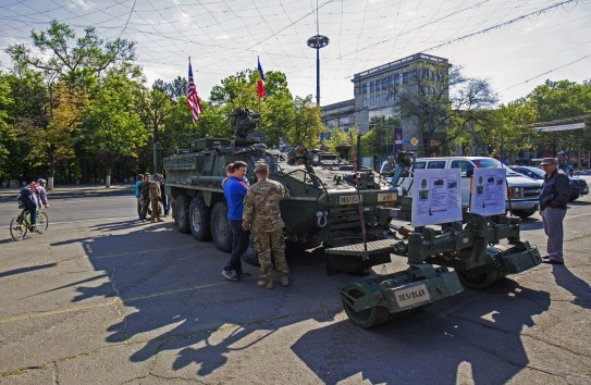 {Милитаристский перформанс в Молдове и поездка Плахотнюка в Америку} Молдавские Ведомости