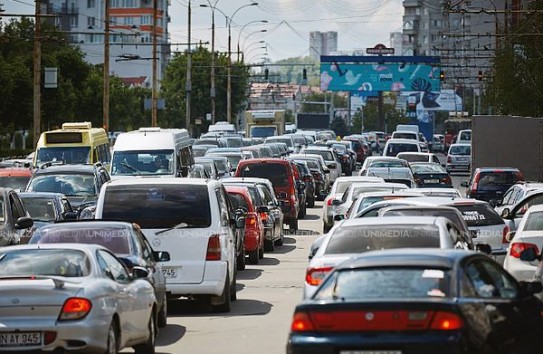 {Неделя в Кишиневе началась с пробок} Молдавские Ведомости